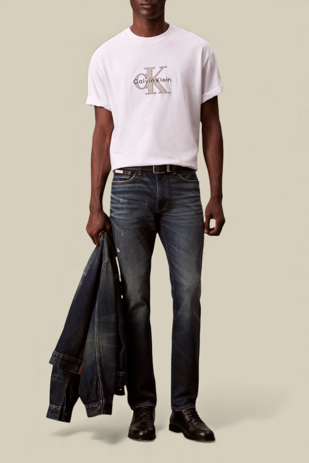 תמונת כל הלוק של חולצת טי